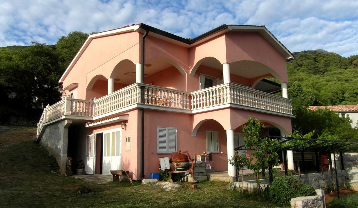 O-493 freistehendes Haus nur ca. 100 m vom Meer mit Blick auf einen Hafen