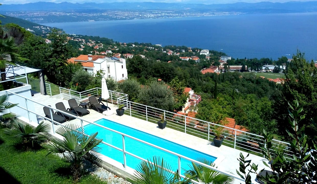 KB-465 freistehendes Haus mit 5 Wohnungen oberhalb von Lovran mit fantastischem Meerblick Pool und großem gepflegten Garten.