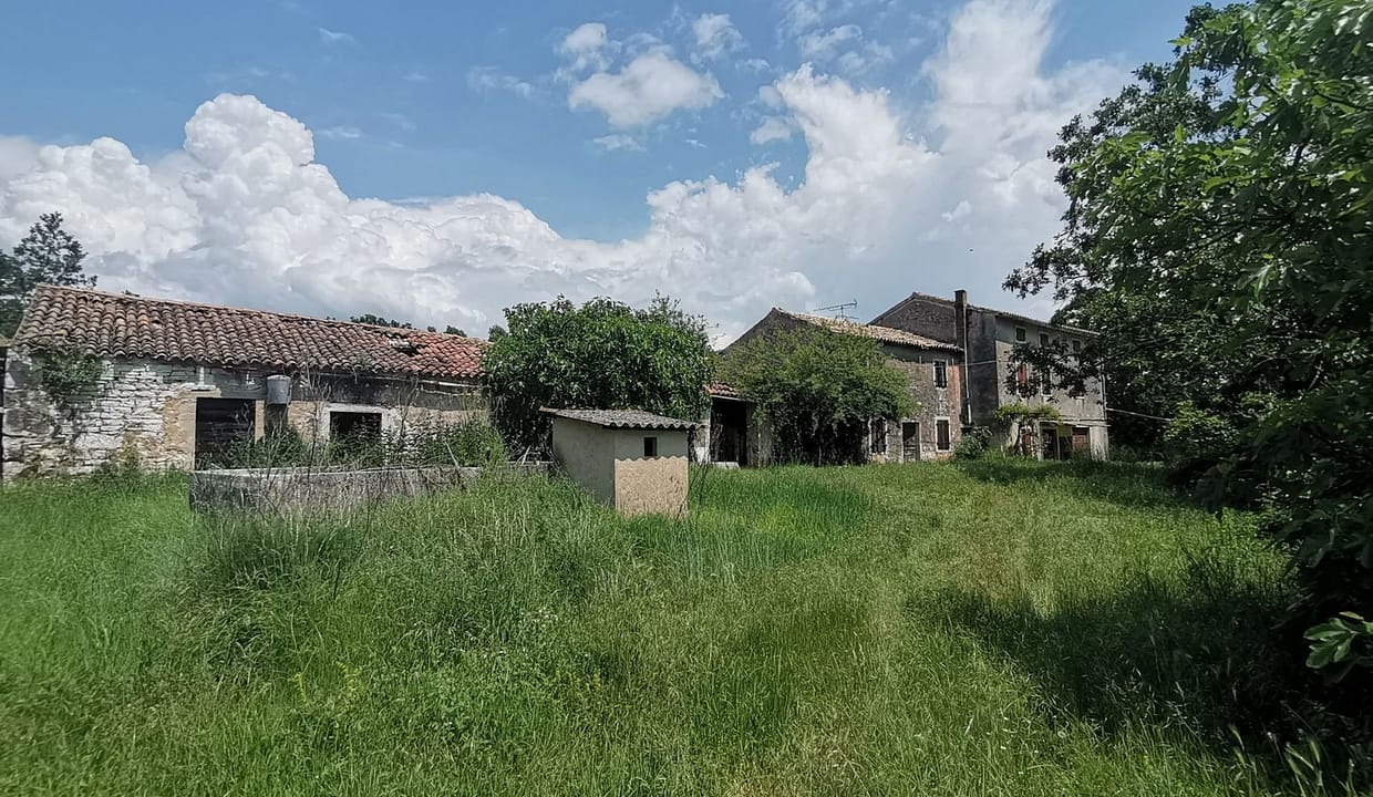 Z-947 grosses idyllisches Anwesen mit mehreren Steinhäusern und ca. 9000000 m² Grund – ca. 17 km von Porec und Meer – zu verkaufen