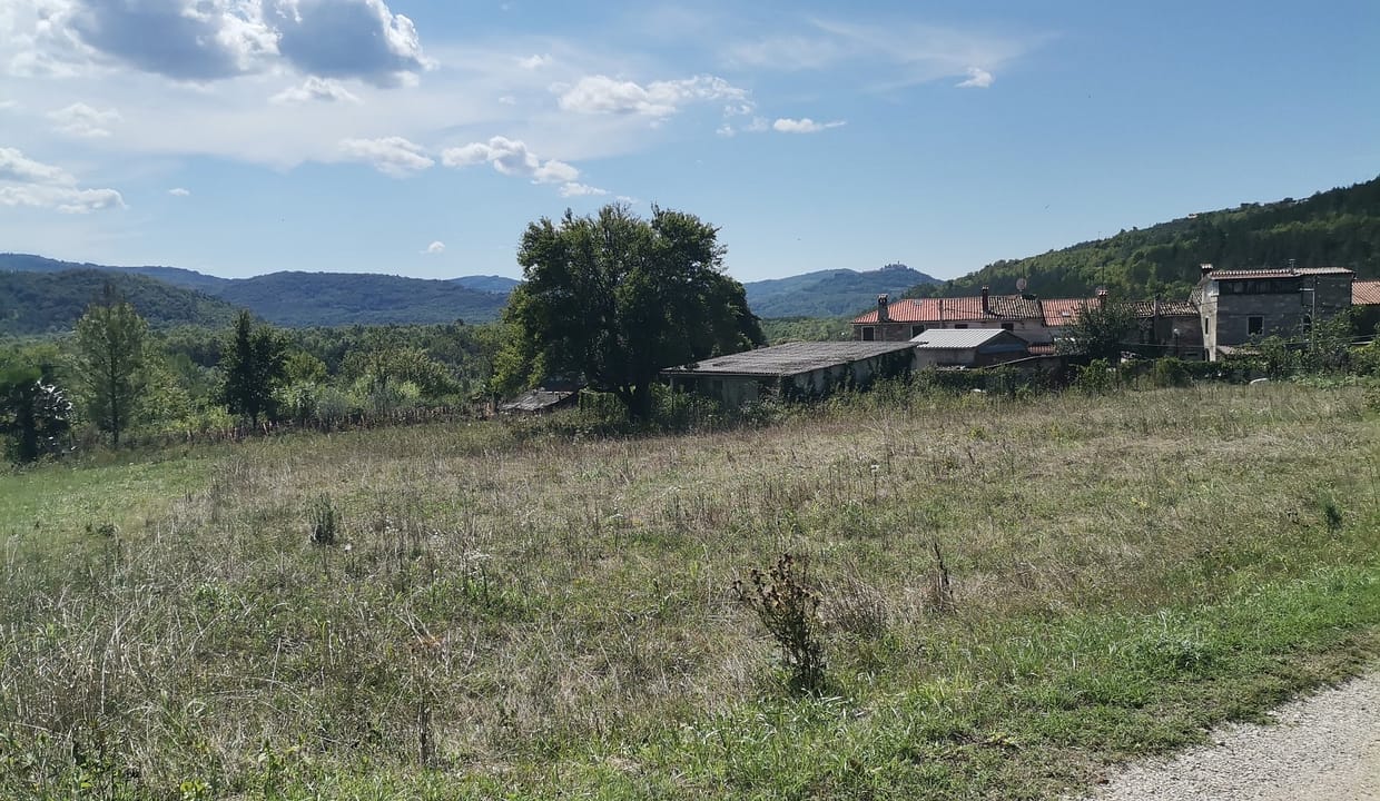 Z-669 Livade Baugrund 2118 m2 Blick auf Motovun Verkauf