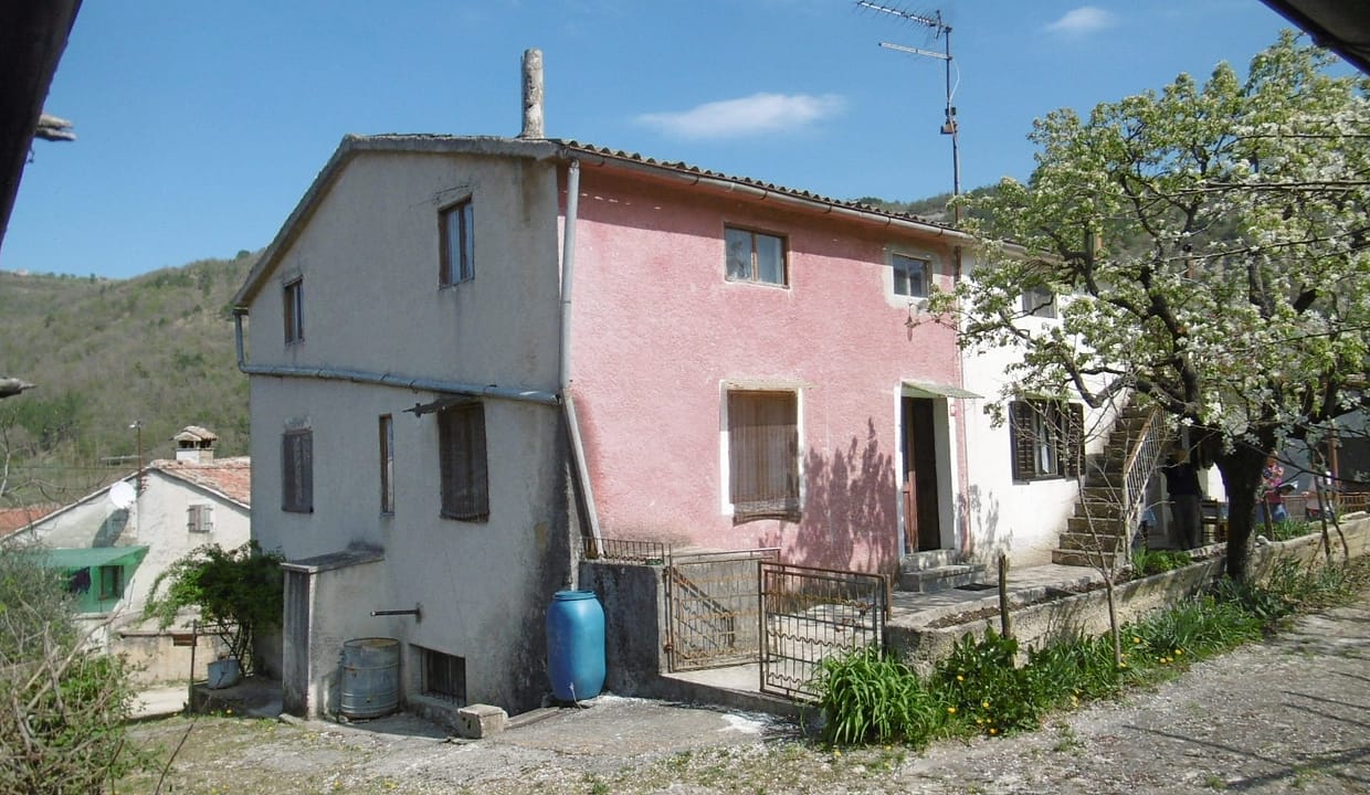 renovierungsbedürftiges Haus Nähe Motovun mit Baugrund