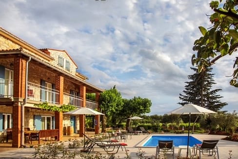 P-943 Sehr schönes großes Anwesen mit einem renovierten Natursteinhaus mit Pool und eigenem Weinberg