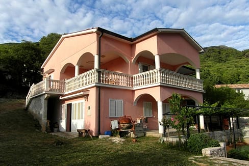 O-493 freistehendes Haus nur ca. 100 m vom Meer mit Blick auf einen Hafen