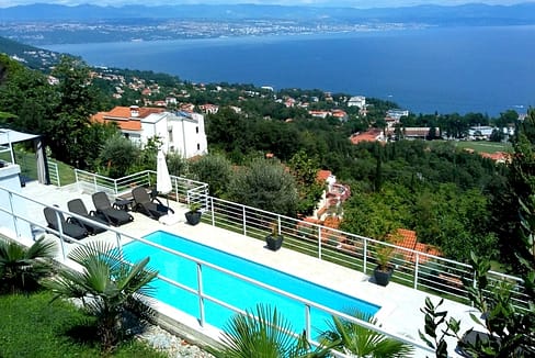 KB-465 freistehendes Haus mit 5 Wohnungen oberhalb von Lovran mit fantastischem Meerblick Pool und großem gepflegten Garten.