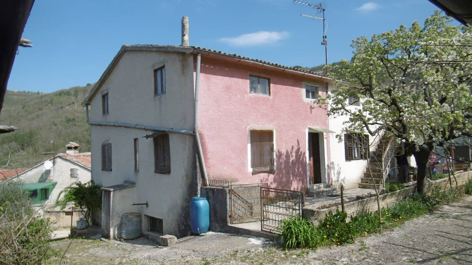 renovierungsbedürftiges Haus Nähe Motovun mit Baugrund